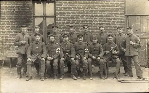 Foto Ak Deutsche Soldaten, Sanitäter, Rotes Kreuz, I WK