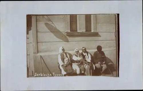 Foto Ak Serbien, Serbische Typen, Serben vor einem Bauernhaus, I WK
