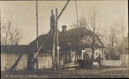 Ak Iwanowo Russland, Bauernhaus, Deutscher Soldat, Brunnen