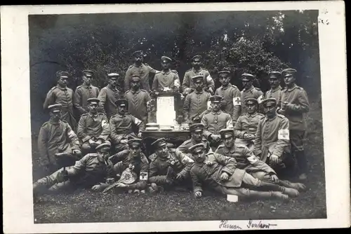 Foto Ak Deutsche Soldaten in Uniformen, Sanitäter, I WK, Fotograf Koschorreck, Berlin