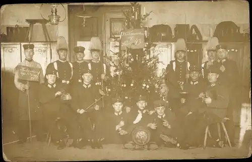 Foto Ak Deutsche Soldaten mit Tannenbaum, Stube 43, Federbusch