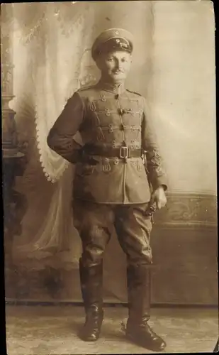 Foto Ak Deutscher Soldat in Husarenuniform, Standportrait