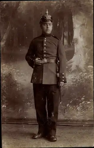 Foto Ak Deutscher Soldat in Uniform, Pickelhaube, Standportrait