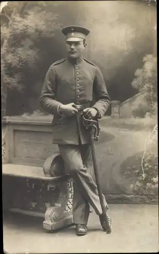 Foto Ak Deutscher Soldat in Uniform, Standportrait