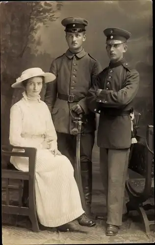 Foto Ak Zwei deutsche Soldaten mit einer Frau, Portrait