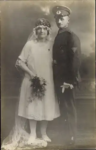 Foto Ak Deutscher Soldat in Uniform mit Braut, Hochzeit 1917, I WK