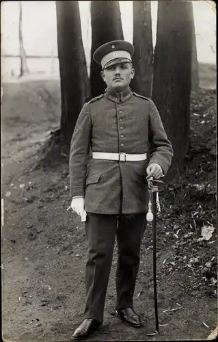 Foto Ak Deutscher Soldat, Offizier, Säbel, Standportrait, Fotograf Franz Krauss, Würzburg