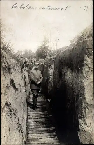 Foto Ak Deutscher Soldat im Schützengraben