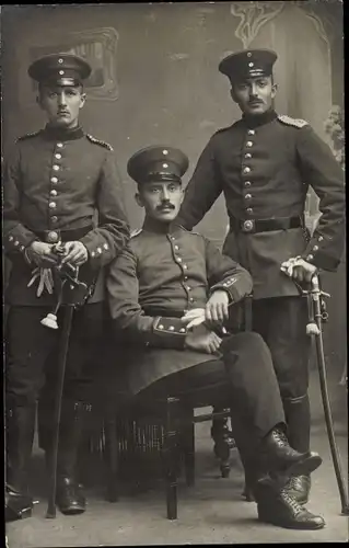 Foto Ak Drei deutsche Soldaten, Kaiserreich, Offiziere, Säbel, Schirmmütze, Portrait