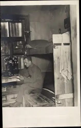 Foto Ak Soldat in der Stube, Kaiserreich, Doppelstockbett