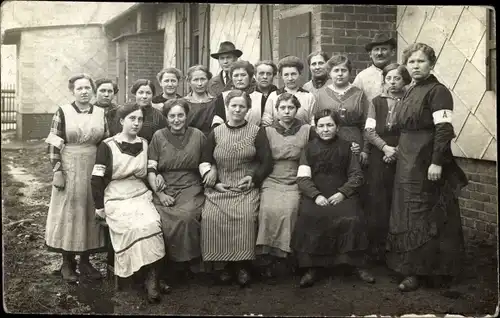 Foto Ak Gruppenaufnahme von Frauen und zwei Männern vor einem Gebäude