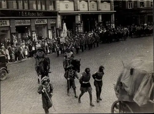 Foto Greiz in Thüringen, Schützenfest, Umzug, Gefangene werden abgeführt, Kaufhaus