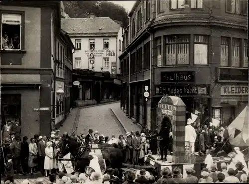 Foto Greiz in Thüringen, Schützenfest, Ernst Arnoldplatz, Umzug, Festwagen, Kaufhaus*, Autozubehör**