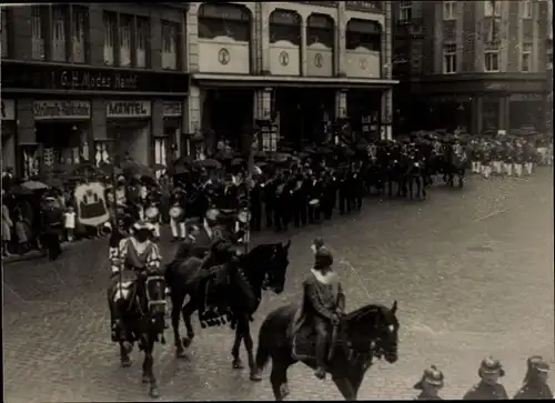 Foto Greiz in Thüringen, Schützenfest, Umzug, Historische Reiter, Kaufhaus