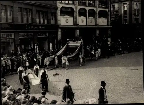 Foto Greiz in Thüringen, Schützenfest, Umzug, Festwagen Greizer Straße, Kaufhaus