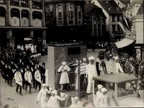 Foto Greiz in Thüringen, Schützenfest, Umzug, Festwagen der Bäcker