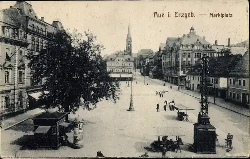 Ak Aue Erzgebirge, Marktplatz, Stadtansicht mit Passanten und Kirche