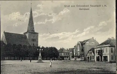 Ak Neustadt in Holstein, Marktplatz, Hotel Deutsches Haus