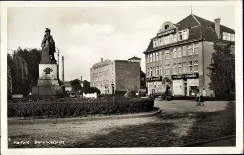 Ak Herford in Nordrhein Westfalen, Bahnhofsplatz, Zigarrenhandlung, Denkmal