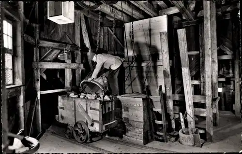 Ak Clausthal Zellerfeld im Oberharz, Bergwerksmuseum, Hängebank, Bergmann