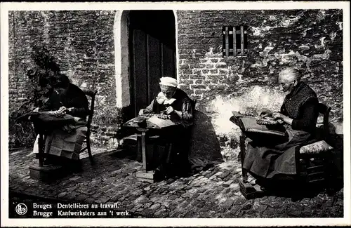 Ak Bruges Brügge Flandern Westflandern, Dentellières au travail, Klöpplerinnen bei der Arbeit