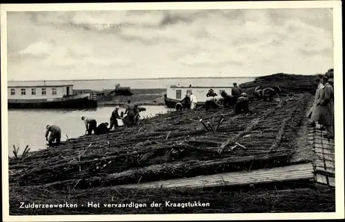 Ak Harderwijk Gelderland, Zuiderzeewerken, het vervaardigen der Kraagstukken