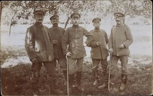 Foto Ak Deutsche Soldaten in Uniformen unter einem Baum, Kaiserreich