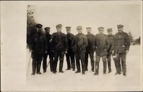 Foto Ak Deutsche Soldaten in Uniformen im Schnee, Kaiserreich