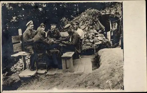 Foto Ak Deutsche Soldaten in Uniformen beim Kartenspiel, I WK, Kaiserreich