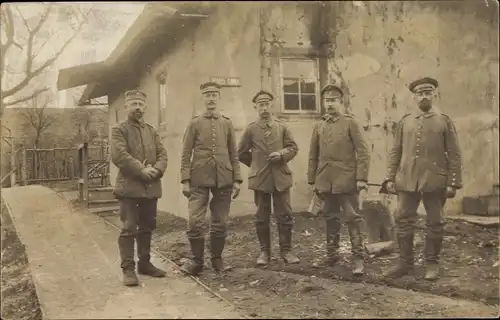 Foto Ak Deutsche Soldaten in Uniformen vor einem Gebäude, Haus Anna, Kaiserreich