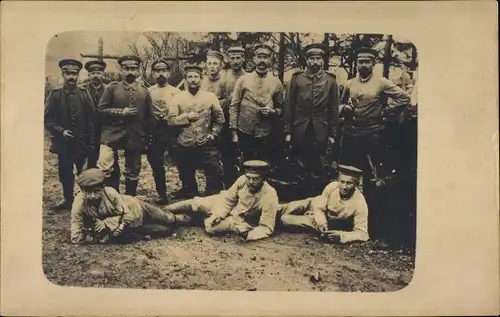 Foto Ak Deutsche Soldaten in Uniformen, Gruppenaufnahme, Kaiserreich