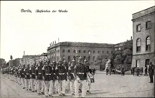 Ak Berlin Mitte, Aufziehen der Wache, Soldaten, Uniform, Pickelhaube, Garde