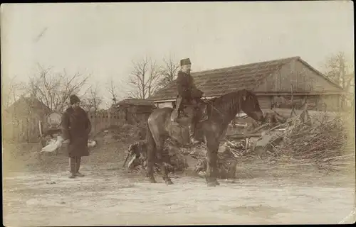 Foto Ak Russland, Reiter in Tracht auf einem Pferd