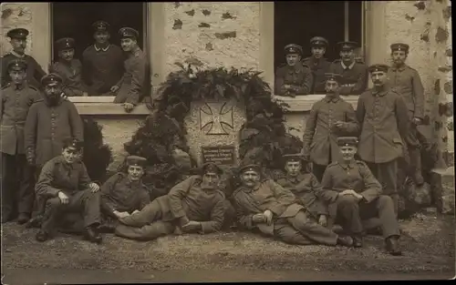 Foto Ak Deutsche Soldaten in Uniformen vor einem Haus, Gefallenendenkmal