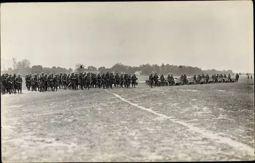 Foto Ak Soldaten in Uniformen, Mobilisations Revue, Raupen, Kanonen, 1935