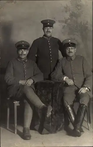 Foto Ak Drei deutsche Soldaten in Uniformen, I WK, Kaiserreich