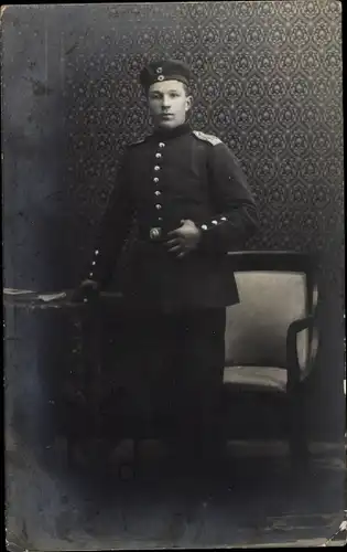 Foto Ak Deutscher Soldat in Uniform, Standportrait, I WK, Kaiserreich
