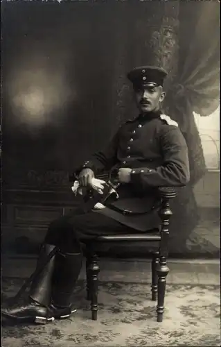 Foto Ak Deutscher Soldat in Uniform, Sitzportrait, Kaiserreich, Offizier, Säbel