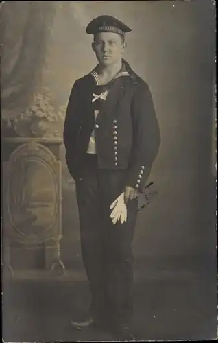 Foto Ak Deutscher Seemann in Uniform, Standportrait, Kaiserliche Marine