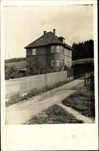 Foto Ak Bad Oberdorf Bad Hindelang im Oberallgäu, Wohnhaus am Berghang