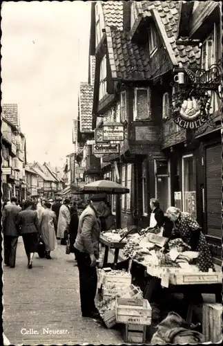 Ak Celle in Niedersachsen, Neuestraße, Gasthaus Schulze, Straßenhändlerin