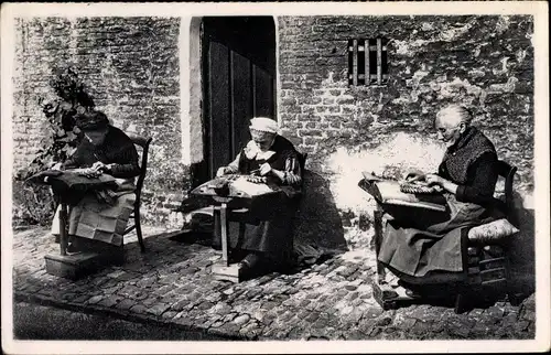 Ak Bruges Brügge Flandern Westflandern, Dentellières au travail, Klöpplerinnen bei der Arbeit