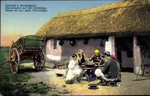 Ak Hortobágy Ungarn, Abendessen auf der Hortobagy, Ungarische Tracht, Familie am Tisch, Bauernhaus