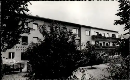 Foto Ak Krieglach Steiermark, Gasthof und Fleischerei, Außenansicht, Auto