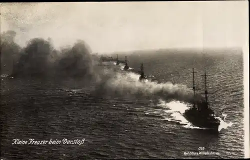 Ak Deutsche Kriegsschiffe, kleine Kreuzer beim Vorstoß, Kaiserliche Marine