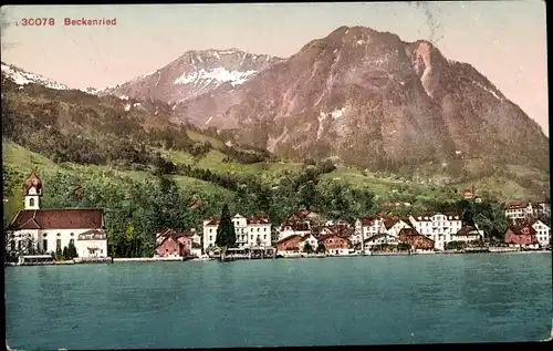 Ak Beckenried Kt. Nidwalden Schweiz, Blick auf den Ort, Berge, Häuser am Wasser