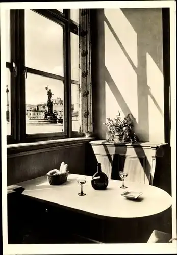 Ak Würzburg am Main Unterfranken, Staatliche Hofkellerei-Weinstuben, Innenansicht, Tisch, Gläser