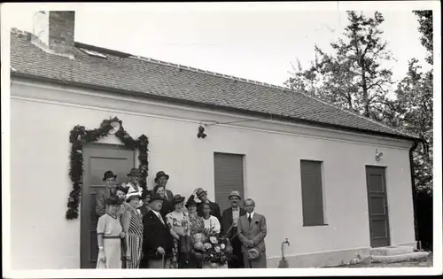 Foto Ak Radebeul in Sachsen, Festgesellschaft vor einem Haus, 1942