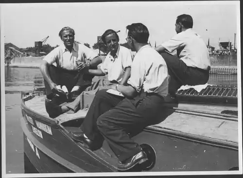 Foto Mannheim in Baden, Junger Männer auf einem Schiff am Rhein