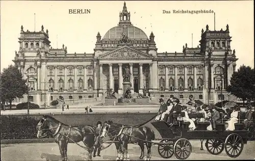 Ak Berlin Mitte, Das Reichstagsgebäude, Kutsche